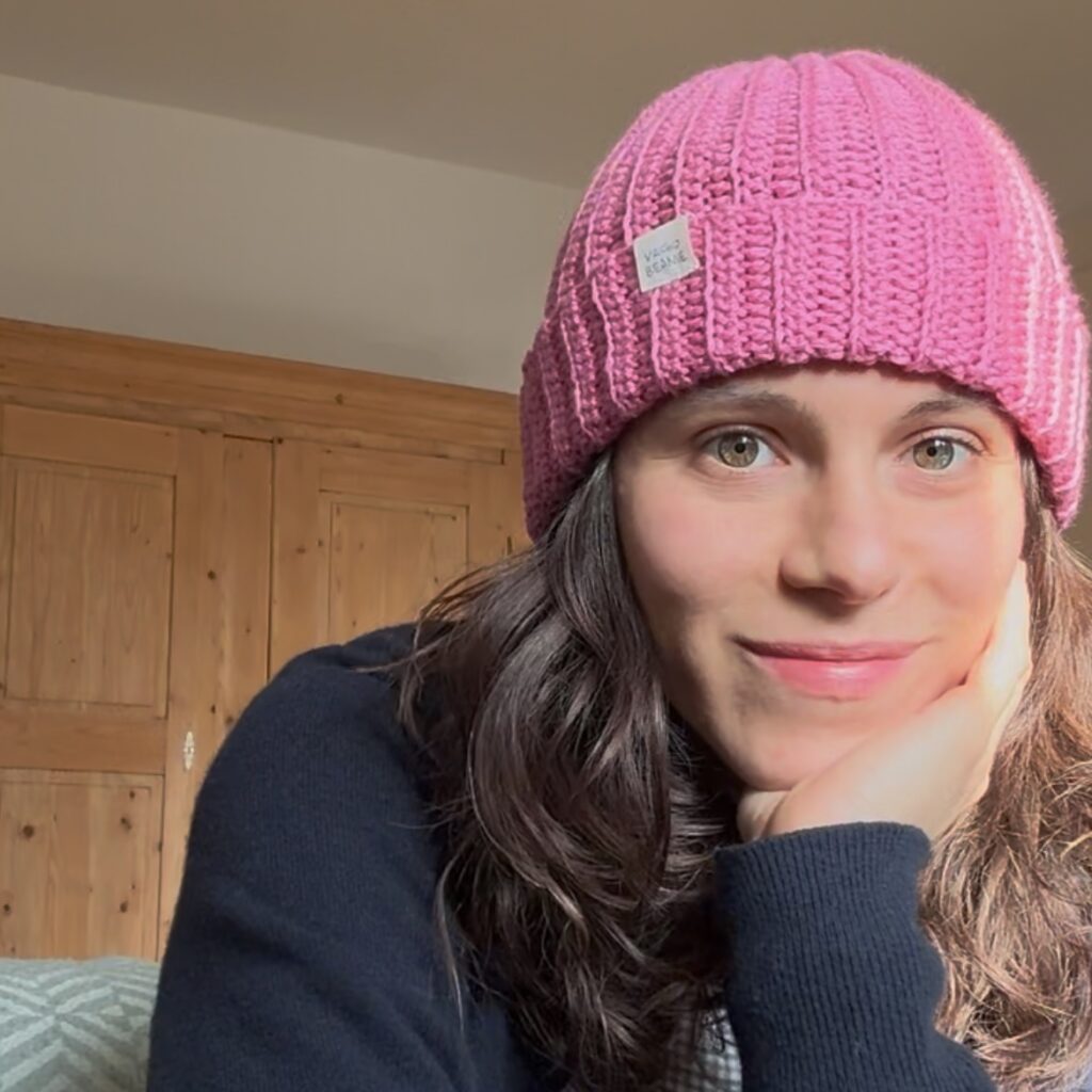 Erica wearing VAGOBEANIE in its pink version "Simone"